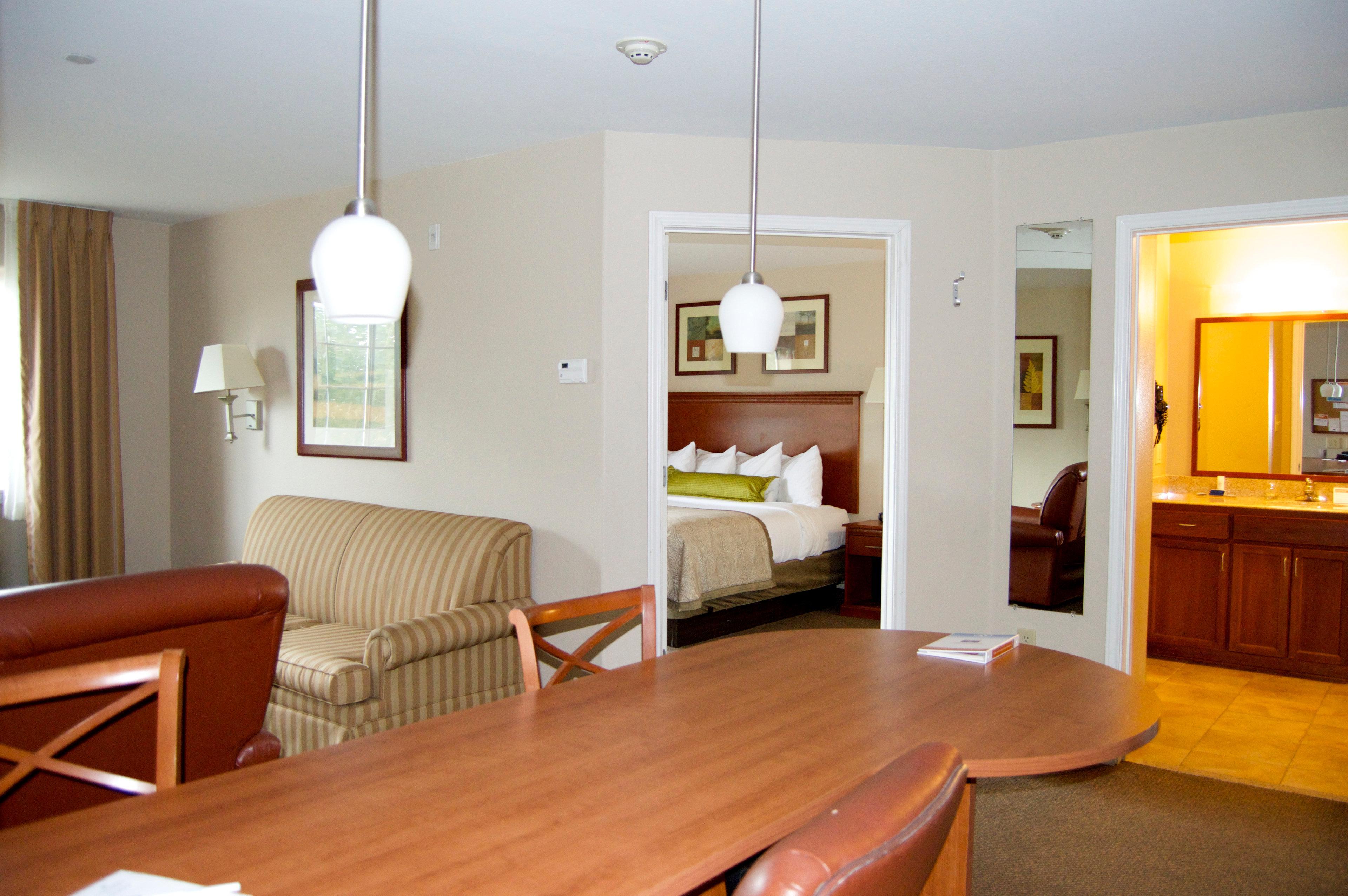 Candlewood Victoria By Ihg Экстерьер фото