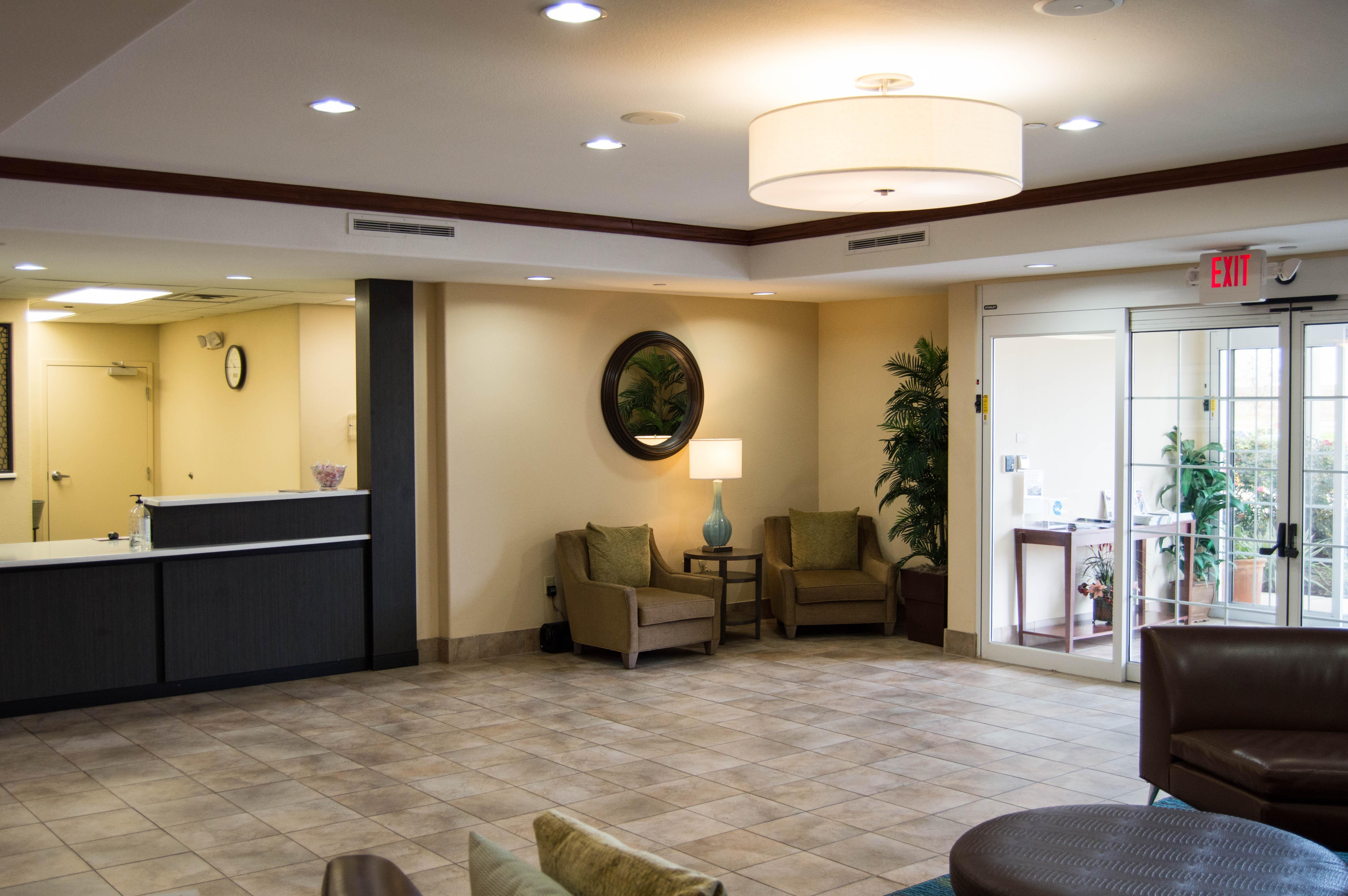 Candlewood Victoria By Ihg Экстерьер фото