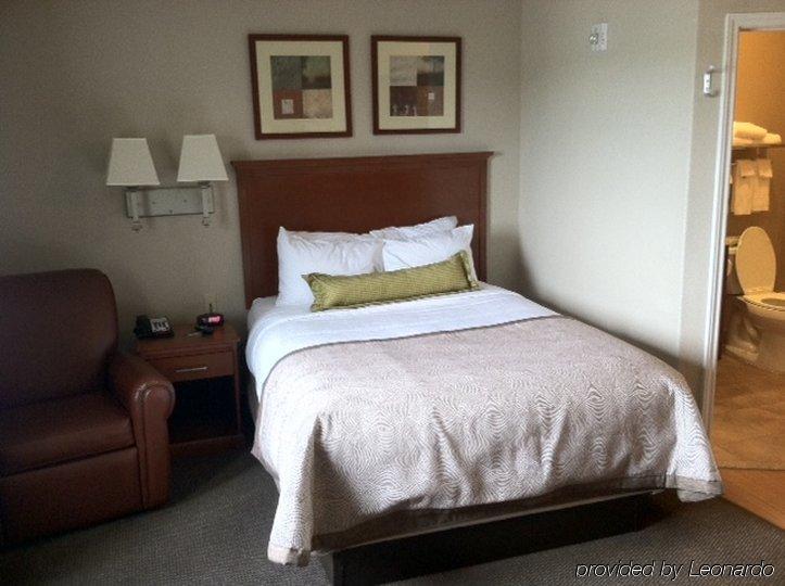 Candlewood Victoria By Ihg Экстерьер фото