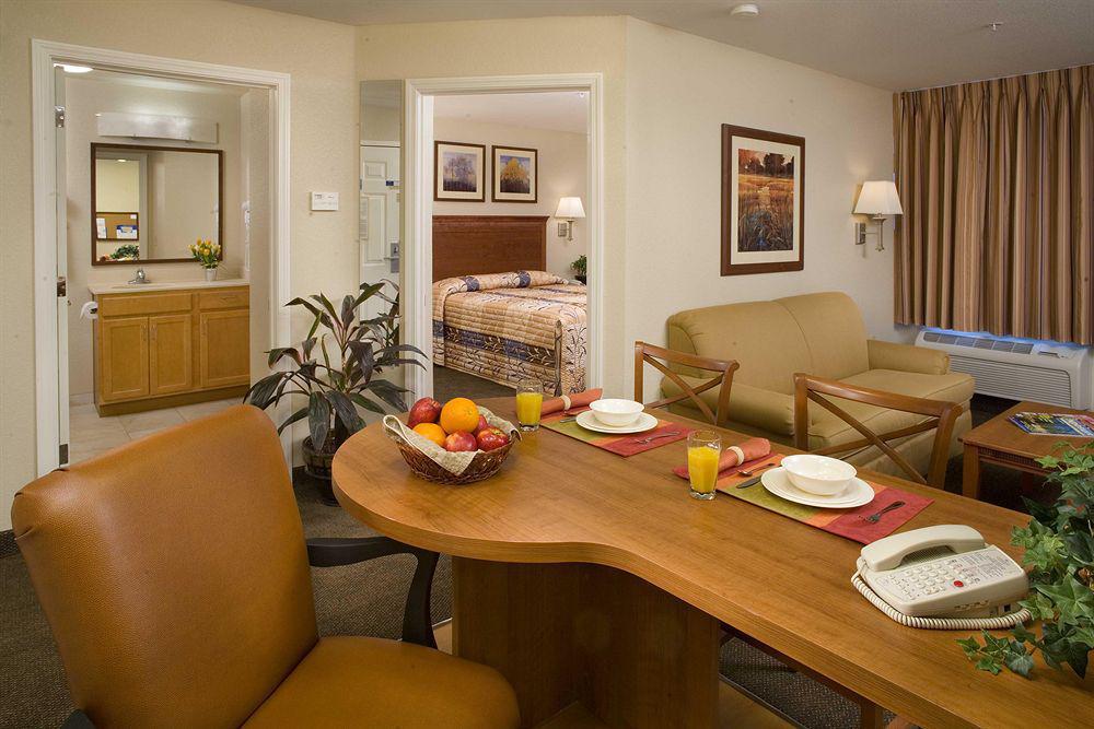 Candlewood Victoria By Ihg Номер фото